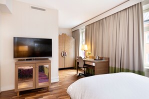 Habitación estándar doble, 1 cama de matrimonio | Minibar, caja fuerte, escritorio y tabla de planchar con plancha