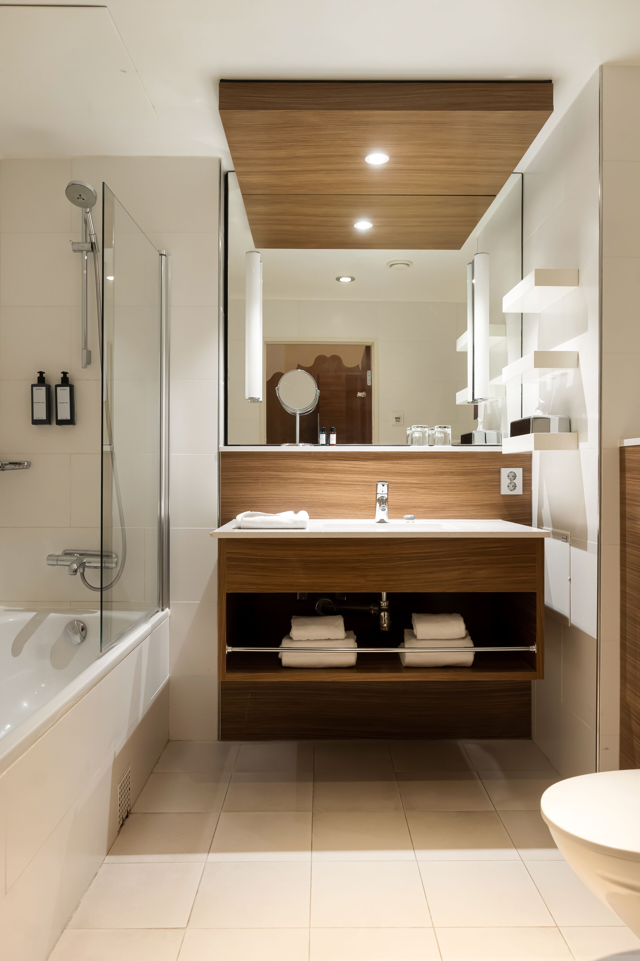 deluxe double room | bathroom | free toiletries, hair dryer, towels