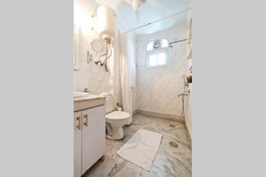 Chambre, salle de bains privée (Red Coral) | Salle de bain