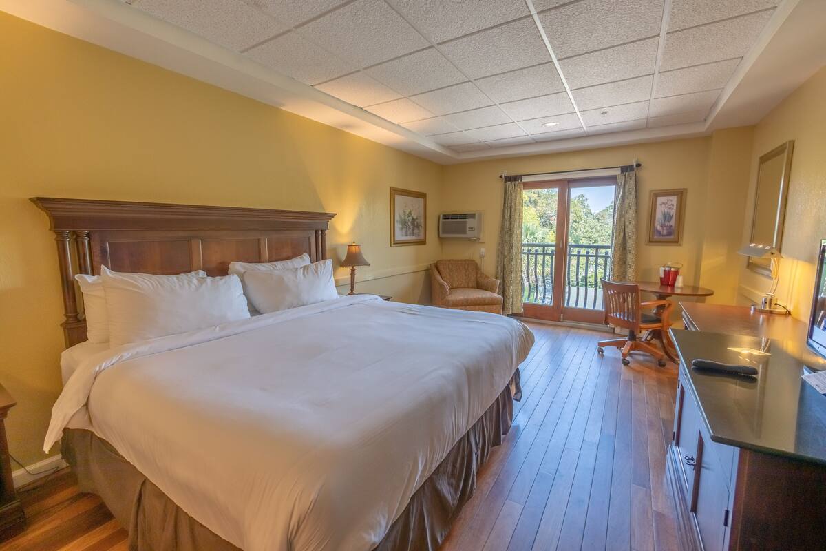 In-room safe, desk, iron/ironing board, free WiFi