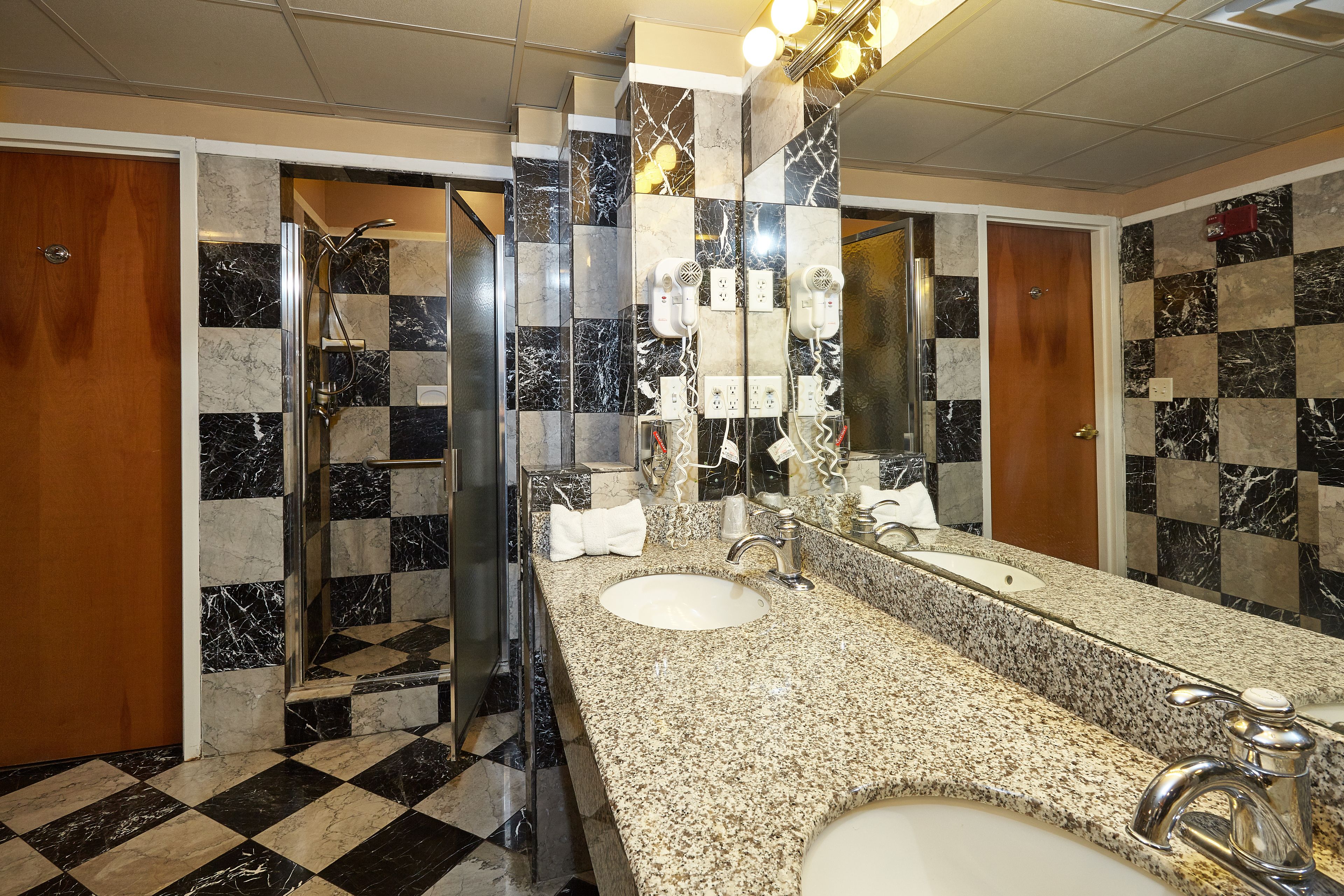 Suite présidentielle, 2 chambres, balcon | Salle de bain | Ensemble baignoire-douche, séchoir à cheveux, serviettes fournies