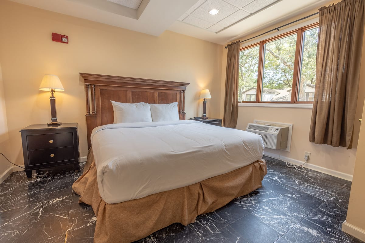 1 bedroom, in-room safe, individually decorated, individually furnished