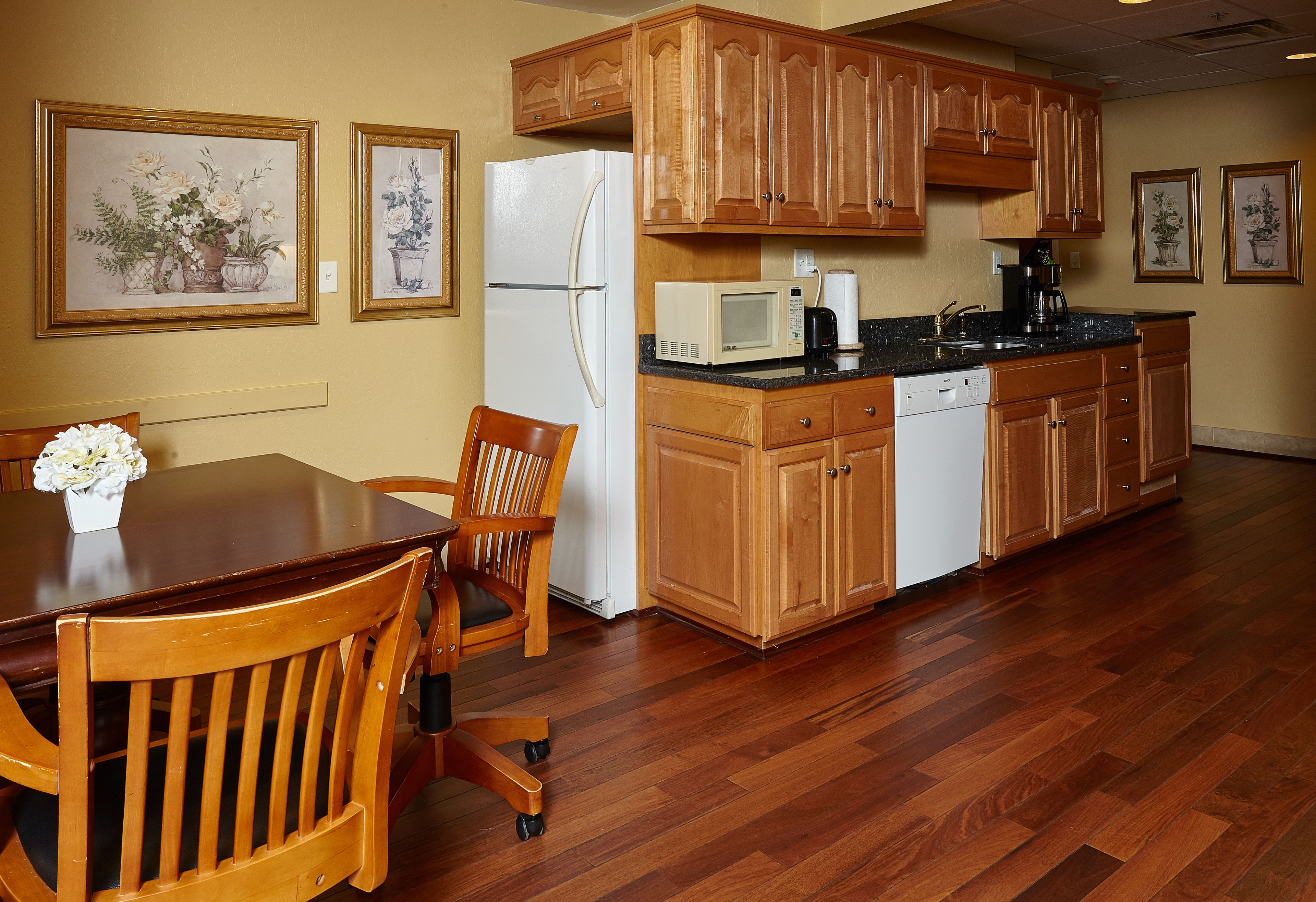 presidential suite, 2 bedrooms, balcony | private kitchen | fridge, microwave