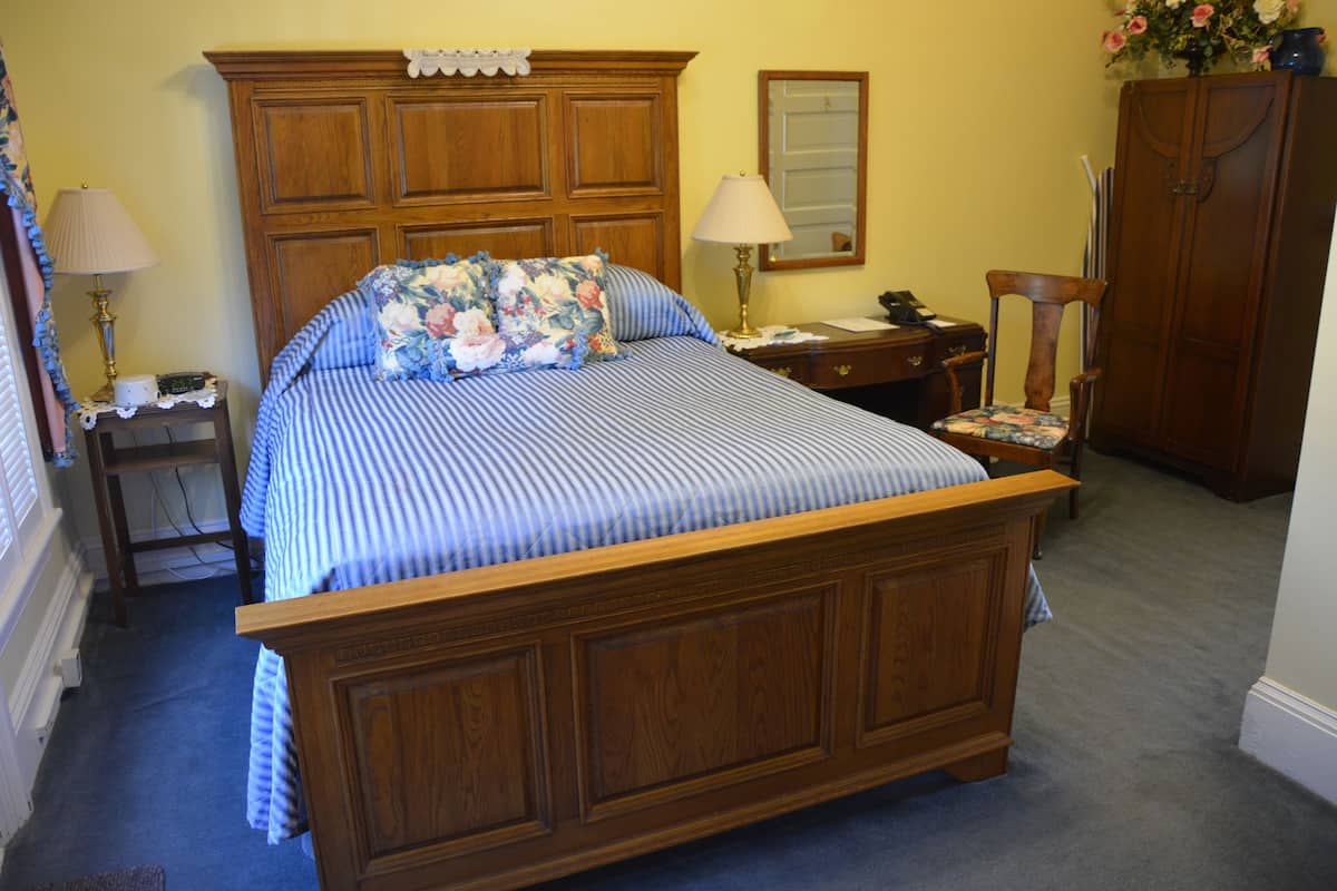 Suite, 1 Queen Bed (PorterSuite w/ Bellevue Balcony) | Premium bedding, minibar (some free items), desk, soundproofing
