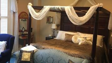 Suite, 1 King Bed | Premium bedding, free minibar items, desk, soundproofing