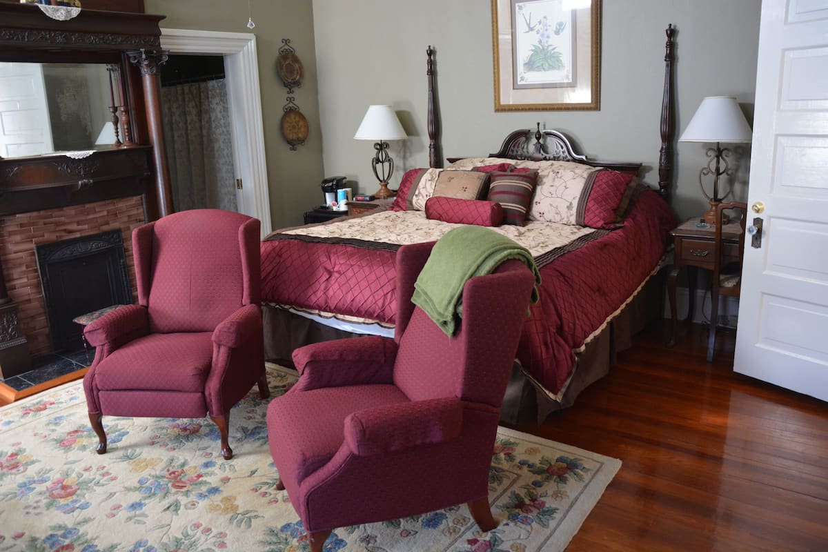 Suite, 1 King Bed, Accessible (Page Suite) | Premium bedding, minibar (some free items), desk, soundproofing