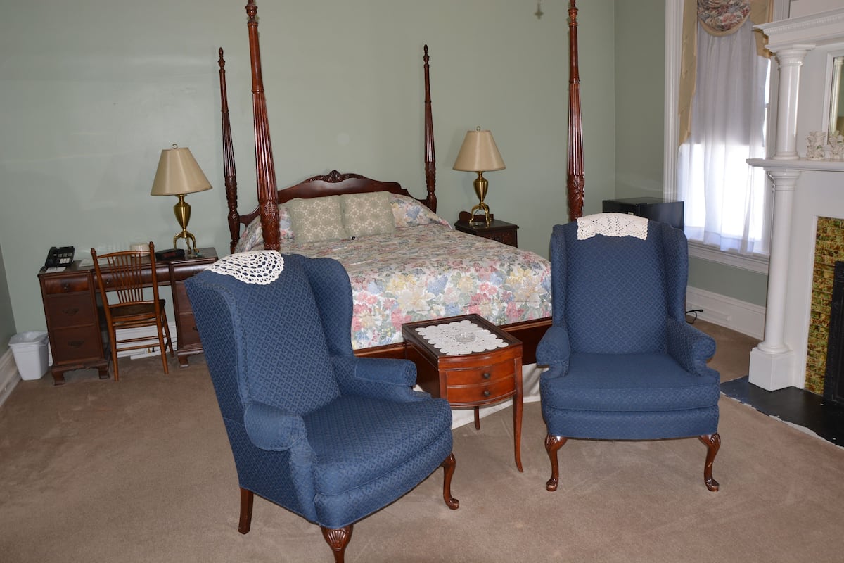 Suite, 1 Queen Bed (Bullock Suite) | Premium bedding, minibar (some free items), desk, soundproofing