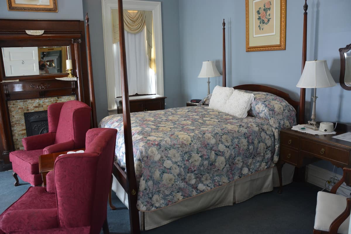 Room, 1 Queen Bed (Lila Moore Keen Room) | Premium bedding, minibar (some free items), desk, soundproofing