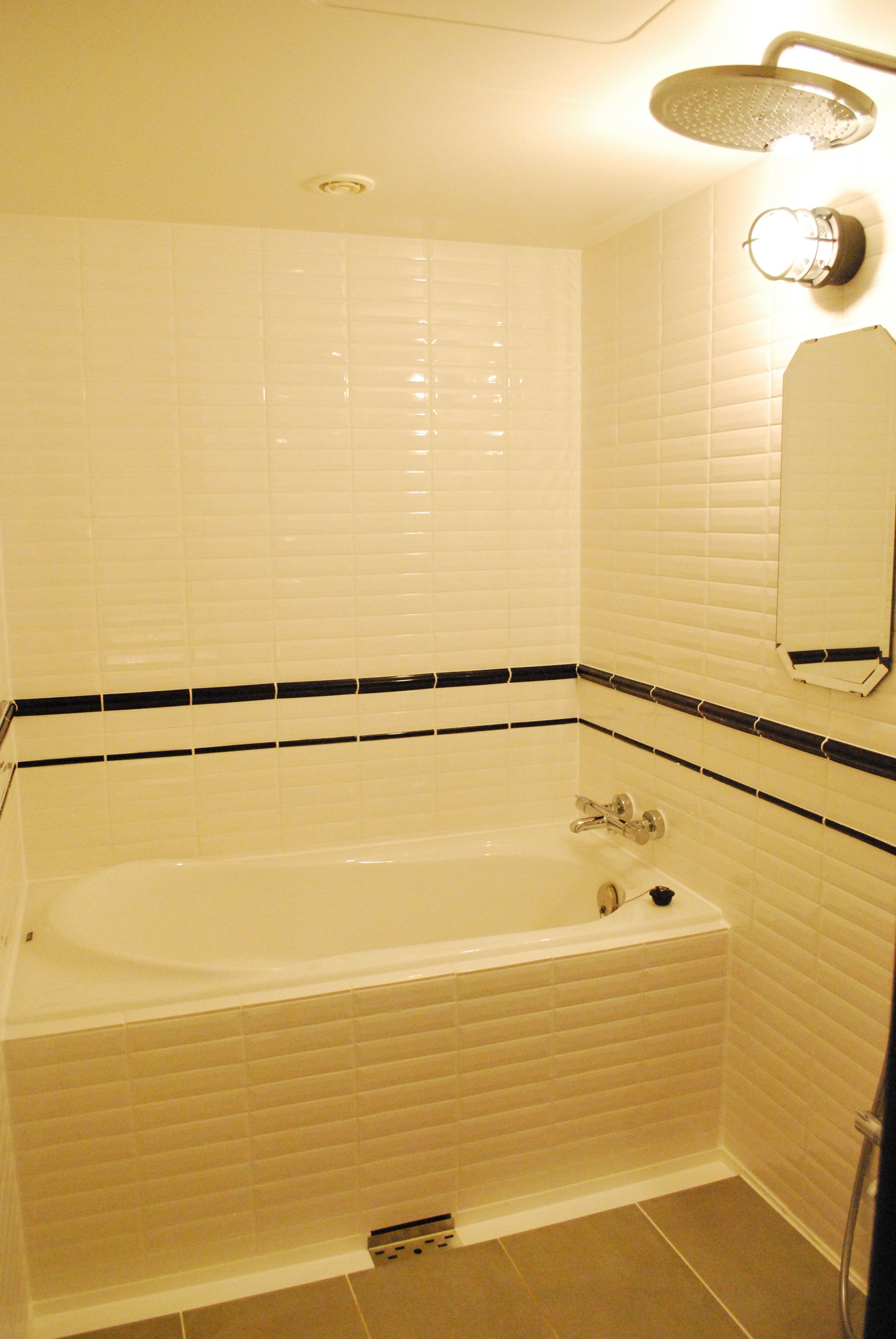 the knot suite room, non smoking | bathroom | combined shower/bathtub, free toiletries, hair dryer, slippers