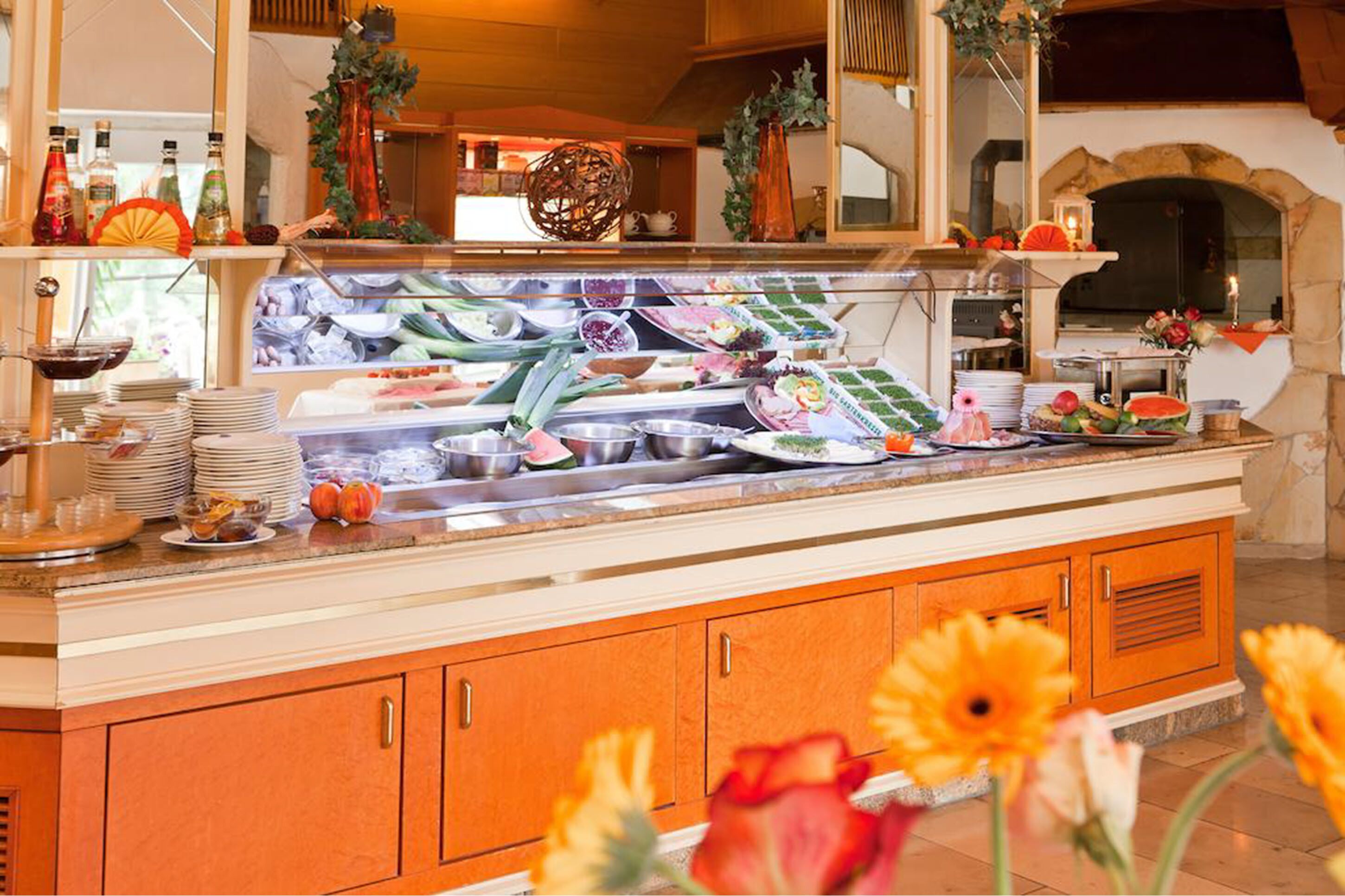 En buffet med forskellige retter og tilbehør.