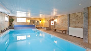 Indoor pool, sun loungers