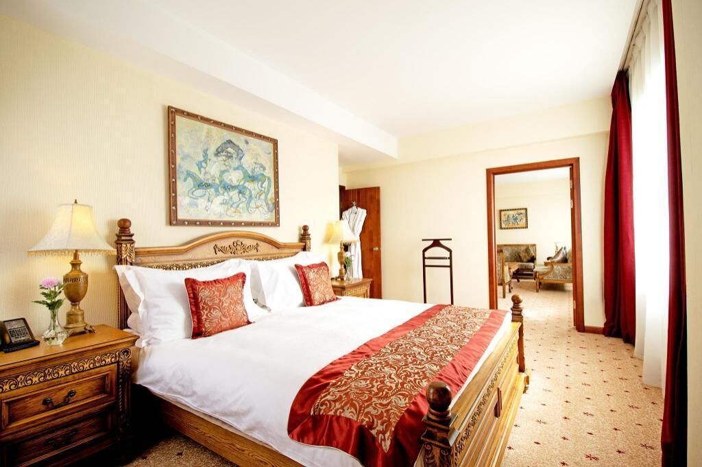 Egyptian cotton sheets, premium bedding, down comforters, minibar