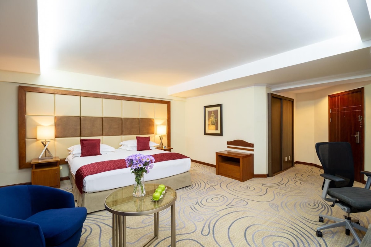 Deluxe Room (Deluxe King room) | Egyptian cotton sheets, premium bedding, down comforters, minibar