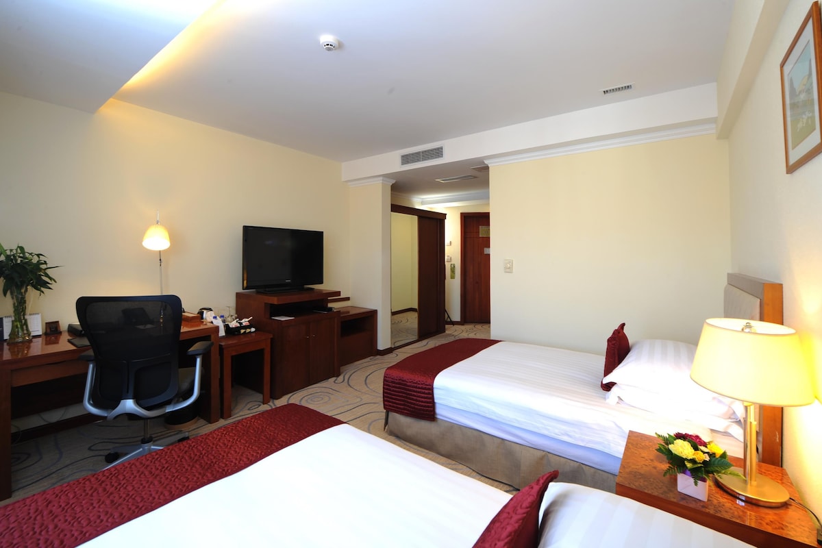 Classic Room (Classic Twin) | Egyptian cotton sheets, premium bedding, down comforters, minibar