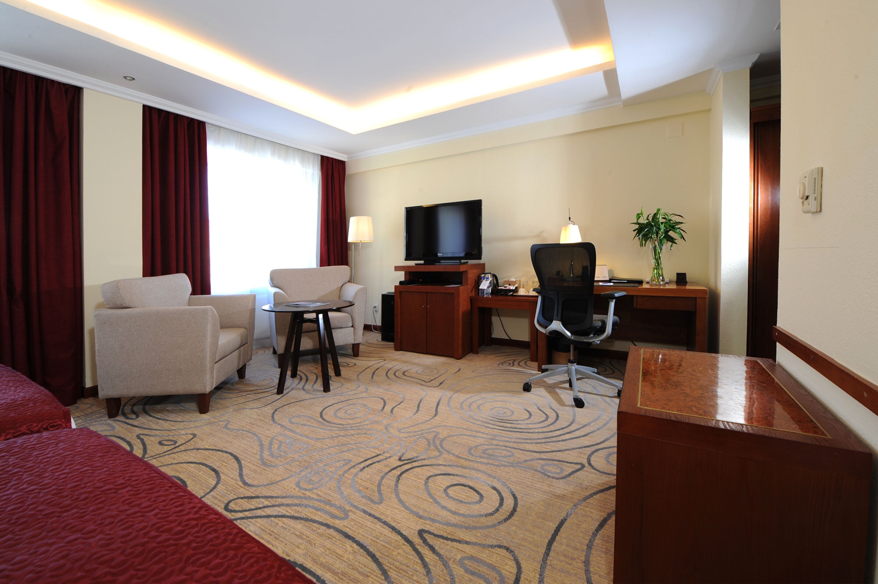 deluxe room (deluxe room) | living area | 40-inch lcd tv with cable channels, tv, netflix