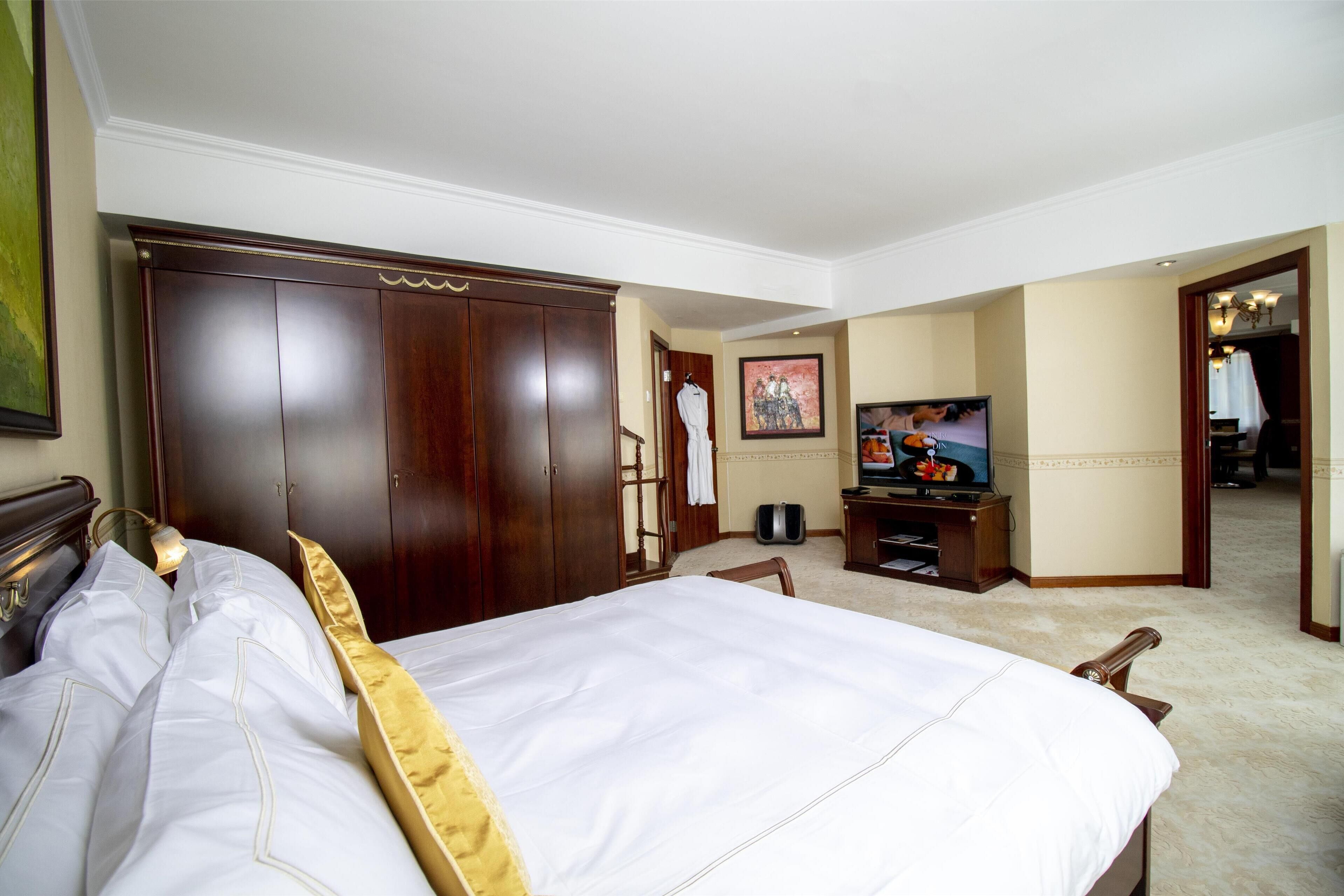 Presidential Suite (Presidential Suite) | Egyptian cotton sheets, premium bedding, down comforters, minibar