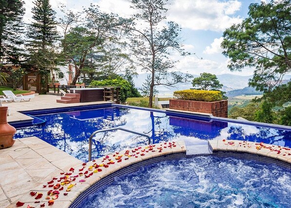 Couples treatment rooms, sauna, hot tub, steam room, body treatments