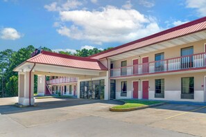 A motel with a two-story structure, a covered entrance, and a parking area. - Red Roof Inn Cartersville–Emerson/LakePoint North (Cartersville)