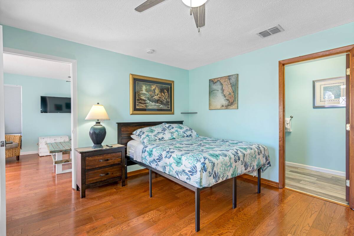 Upstairs Gulf Side One Bedroom | Wi-Fi ฟรี, ผ้าปูที่นอน