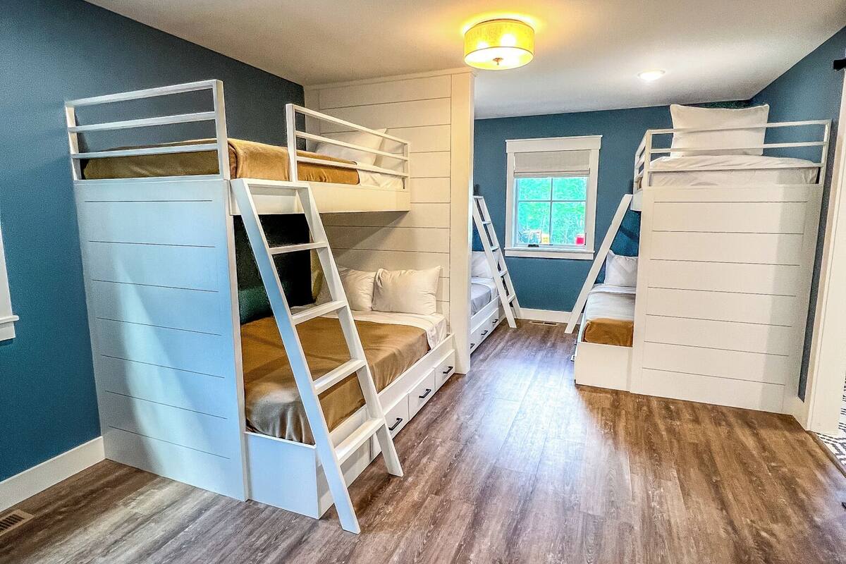 Tabla de planchar con plancha, wifi gratis y ropa de cama 