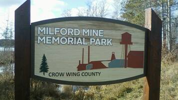 Señal para el Parque Memorial Milford Mine en el condado de Crow Wing.