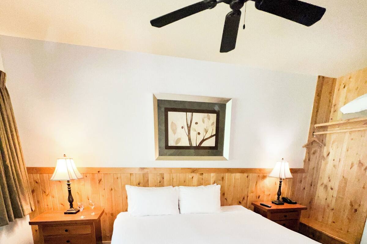Tabla de planchar con plancha, wifi gratis y ropa de cama 