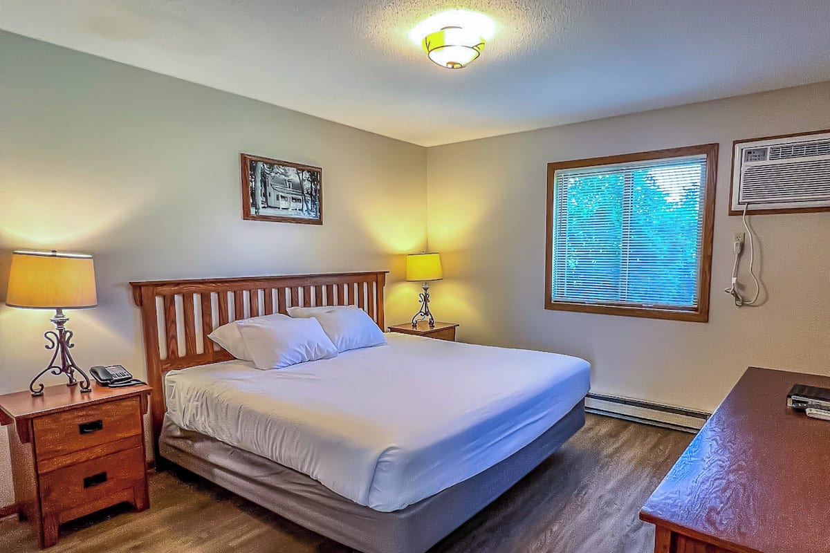 Iron/ironing board, free WiFi, bed sheets
