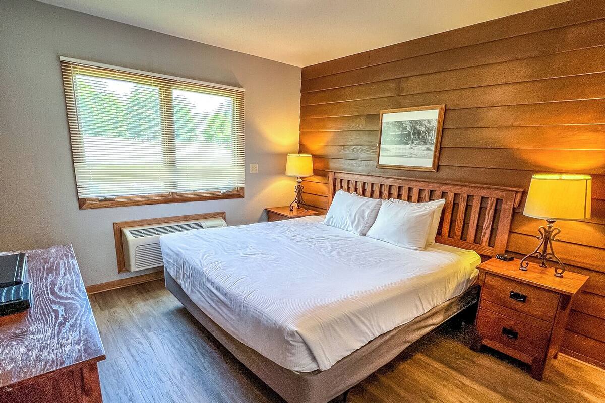 Tabla de planchar con plancha, wifi gratis y ropa de cama 