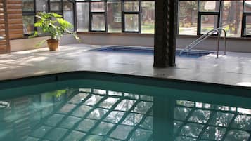 Indendørs pool, sæsonbestemt udendørs pool, liggestole