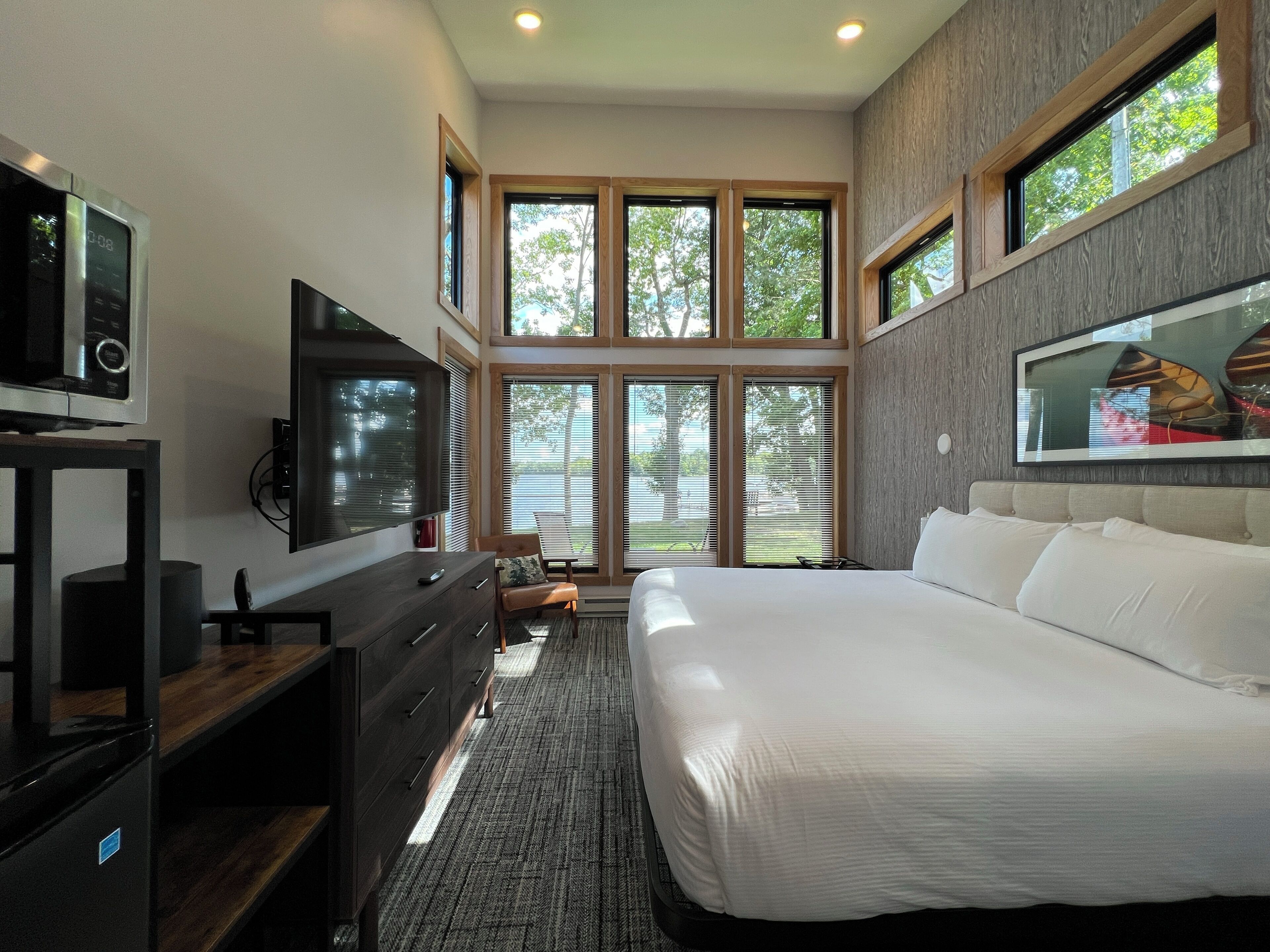 Iron/ironing board, free WiFi, bed sheets