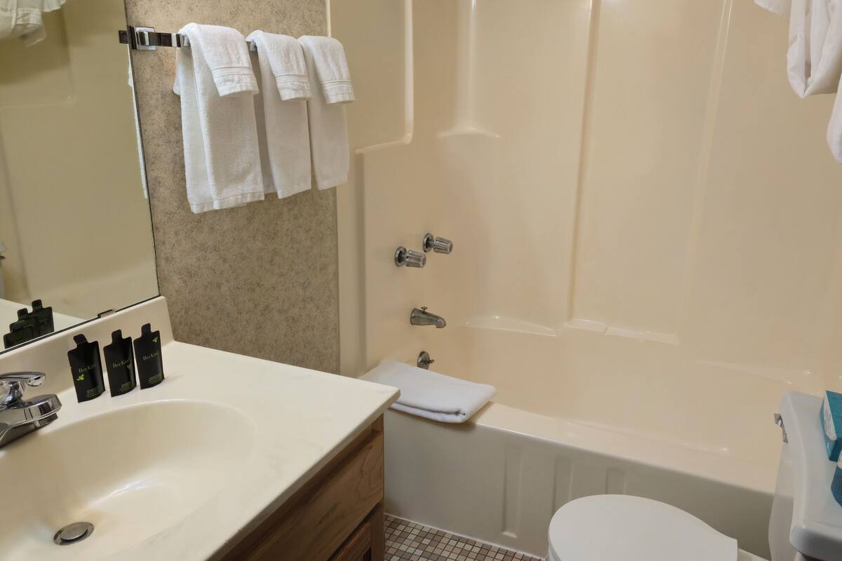 Suite, Multiple Beds (Five Pines, King) | Bathroom