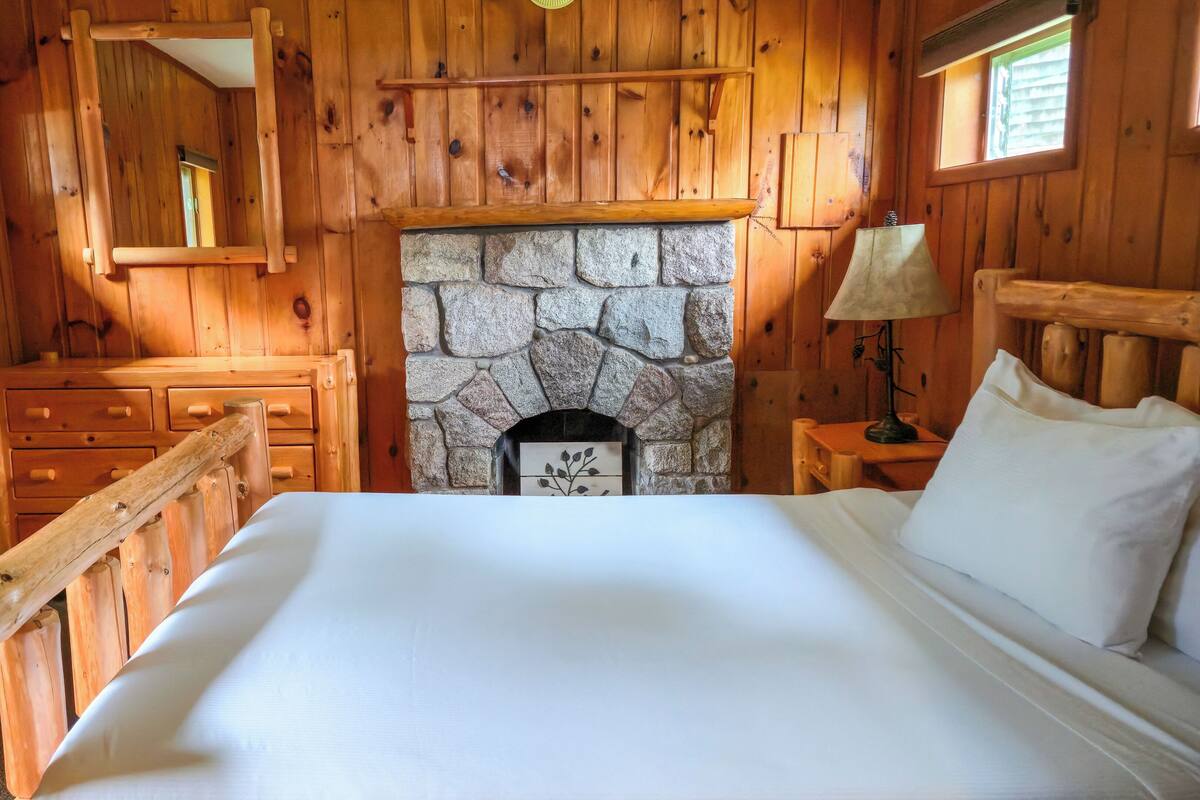 Cabin (Bedroom West Queen)