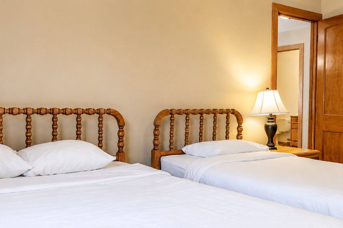 Tabla de planchar con plancha, wifi gratis y ropa de cama 