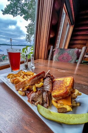 2 restaurantes; se sirven desayunos 