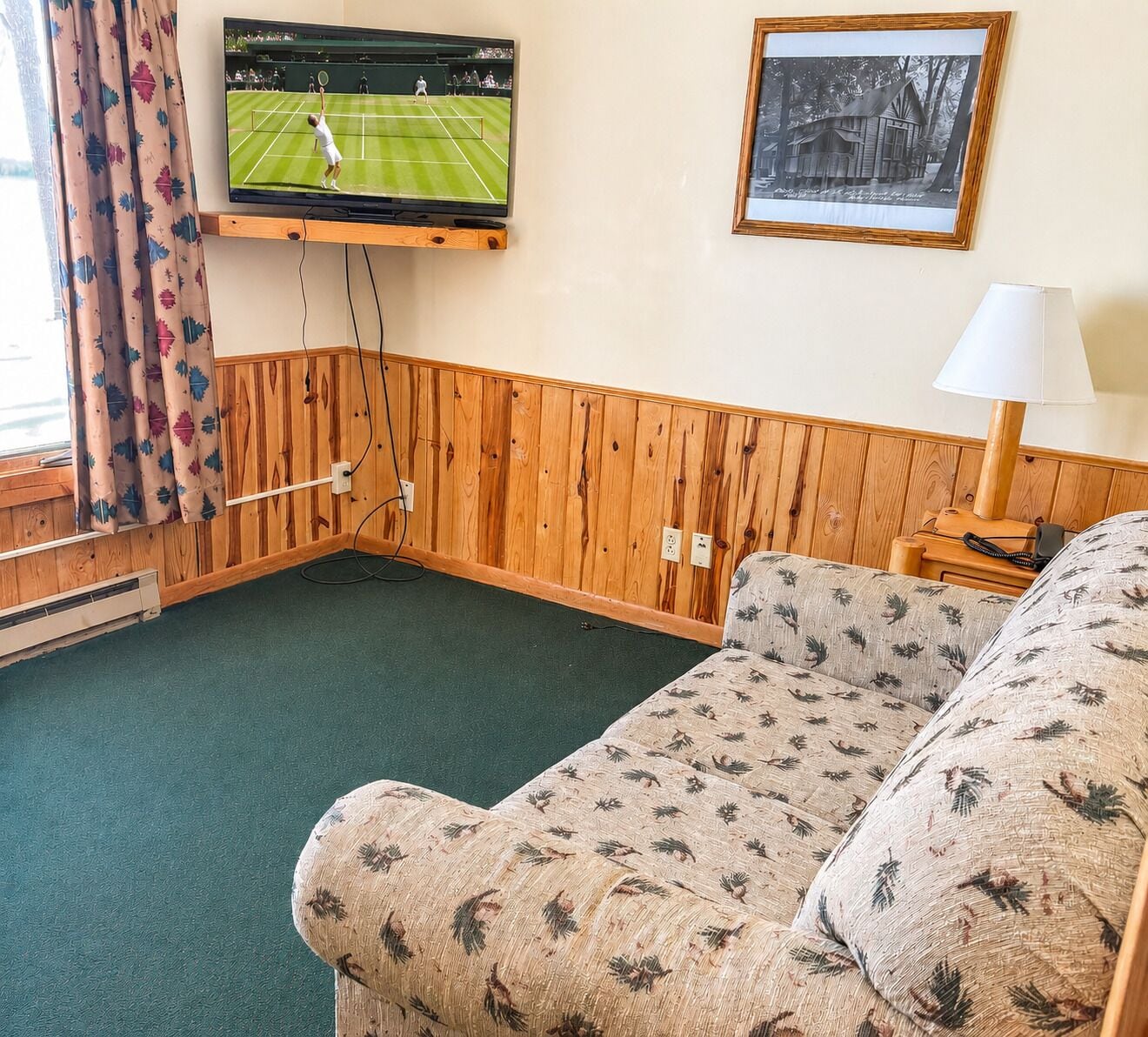 Huone, useita sänkyjä (Four-Plex King Split) | Oleskelualue | Taulutelevisio