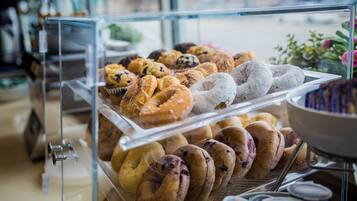 Un escaparate de pastelería con diversas opciones de panadería.