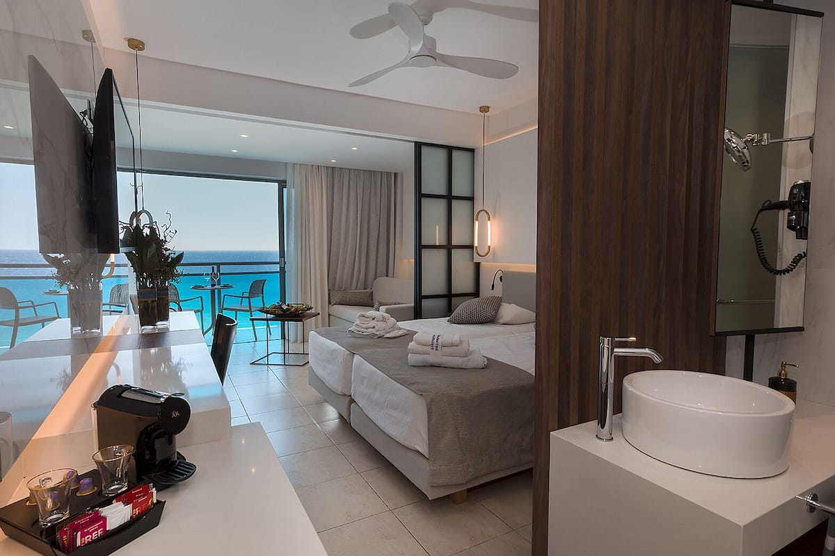 deluxe double or twin room, sea view | free minibar, in-room safe, desk, soundproofing