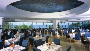 2 restaurants, lunch, dinner served; international cuisine