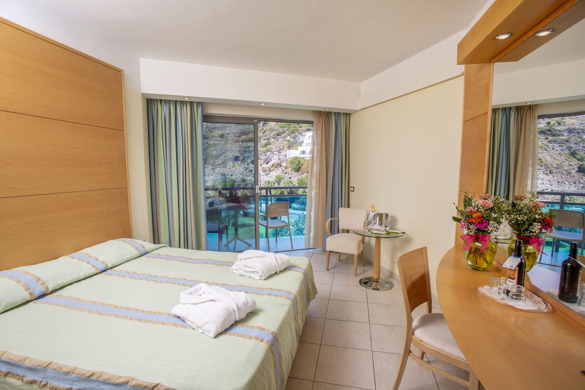Free minibar, in-room safe, desk, soundproofing