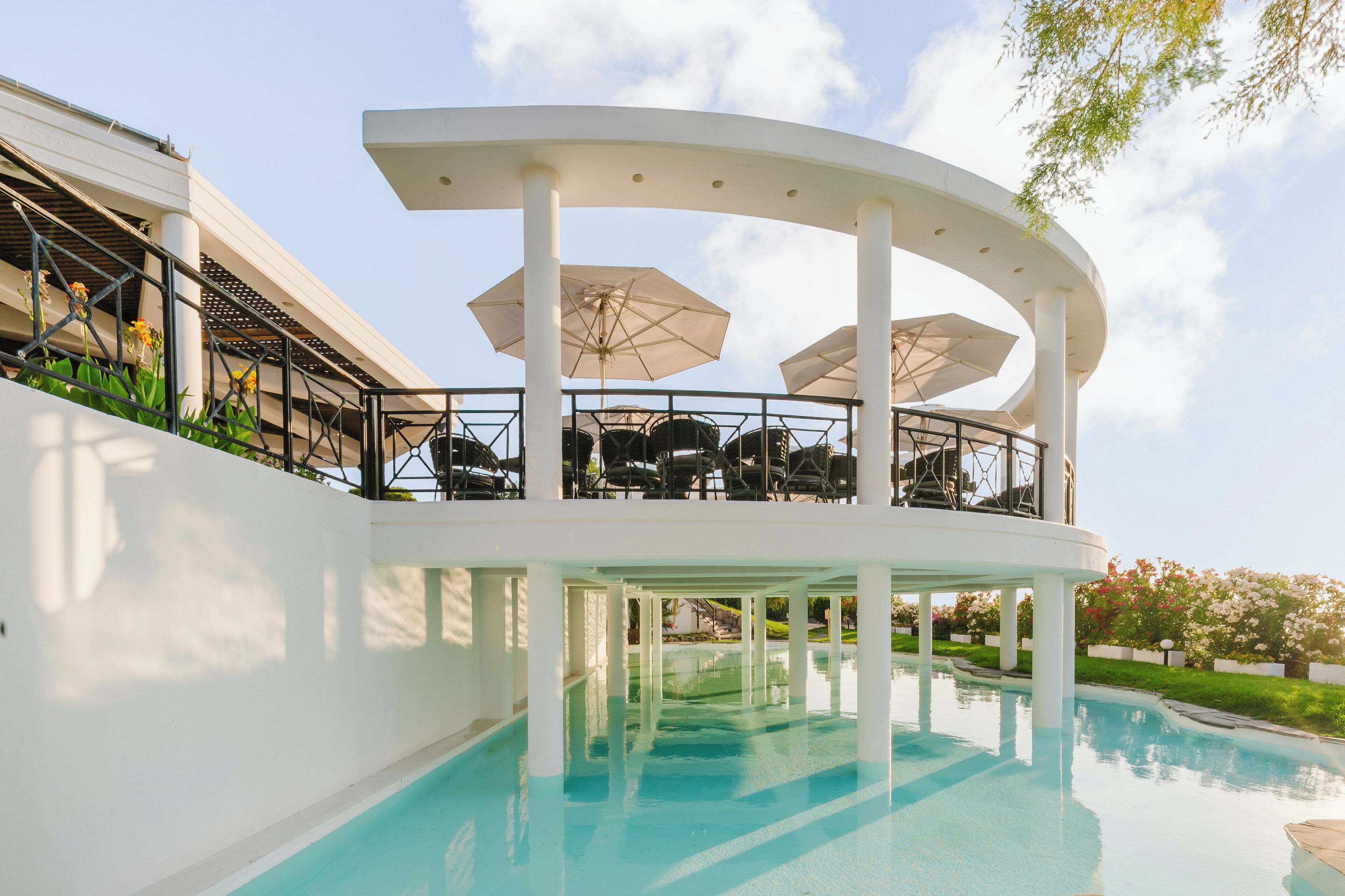 2 bars/lounges, poolside bar