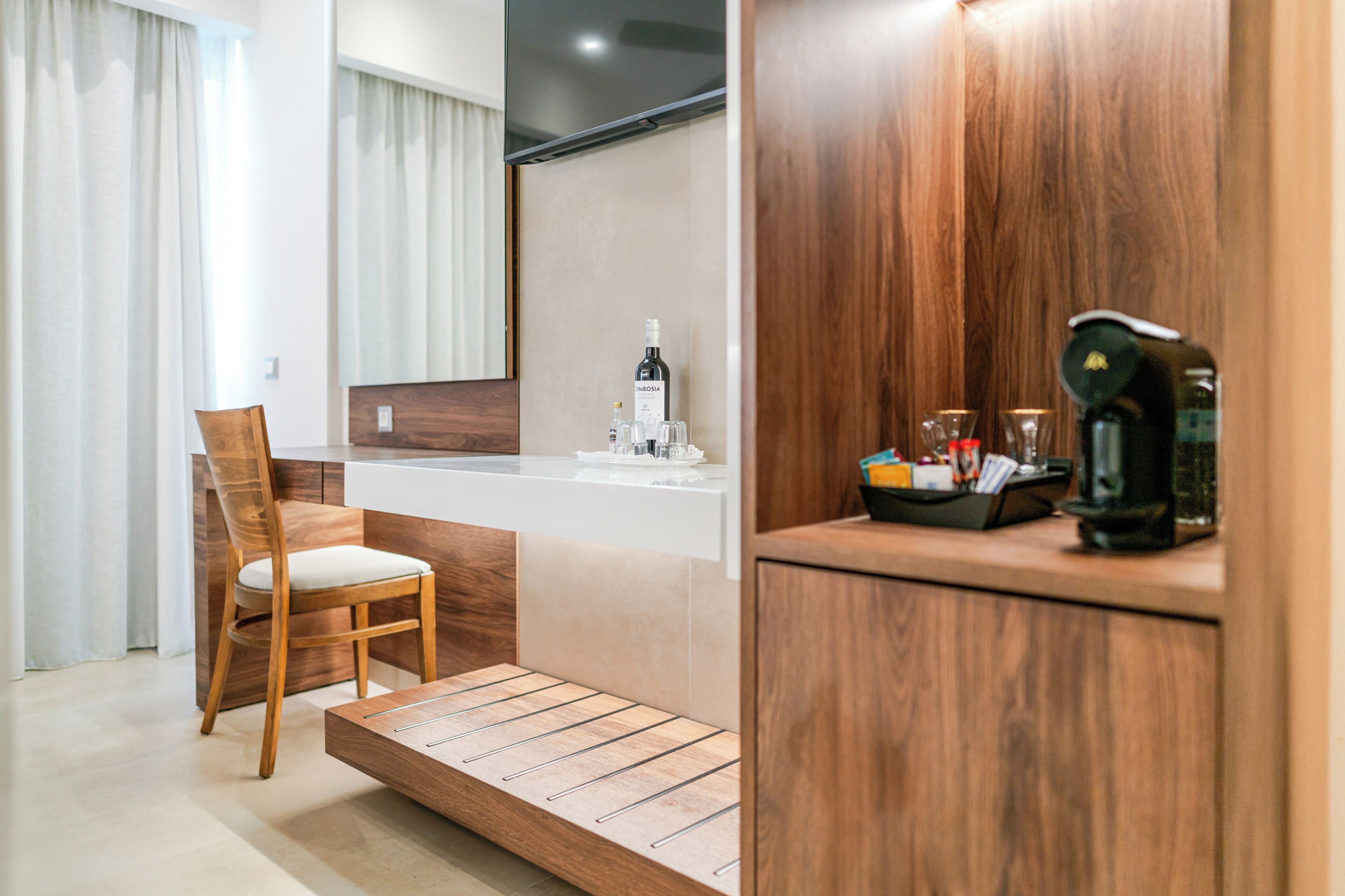 deluxe double room | free minibar, in-room safe, desk, soundproofing