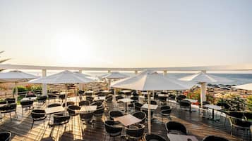 Bar en bord de piscine