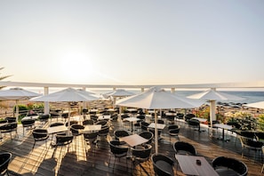 Poolside bar