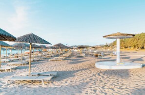 Ubicación a pie de playa, tumbonas, sombrillas y toallas de playa