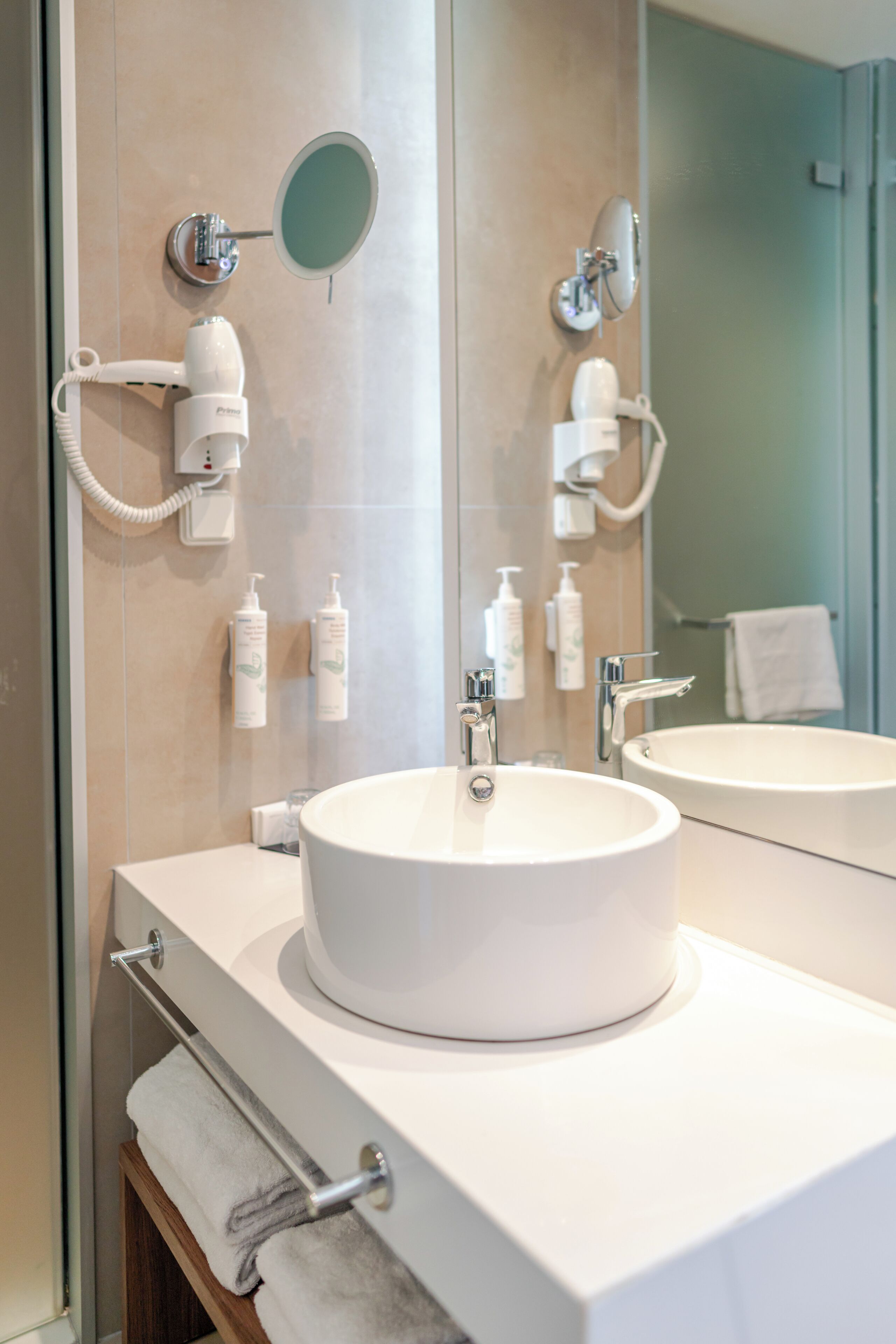 deluxe double or twin room, garden view | bathroom | shower, free toiletries, hair dryer, bathrobes