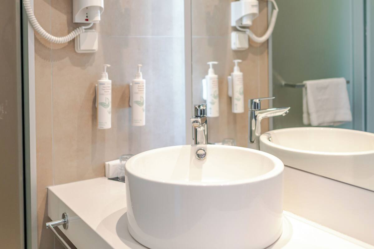 deluxe double or twin room, garden view | bathroom | shower, free toiletries, hair dryer, bathrobes