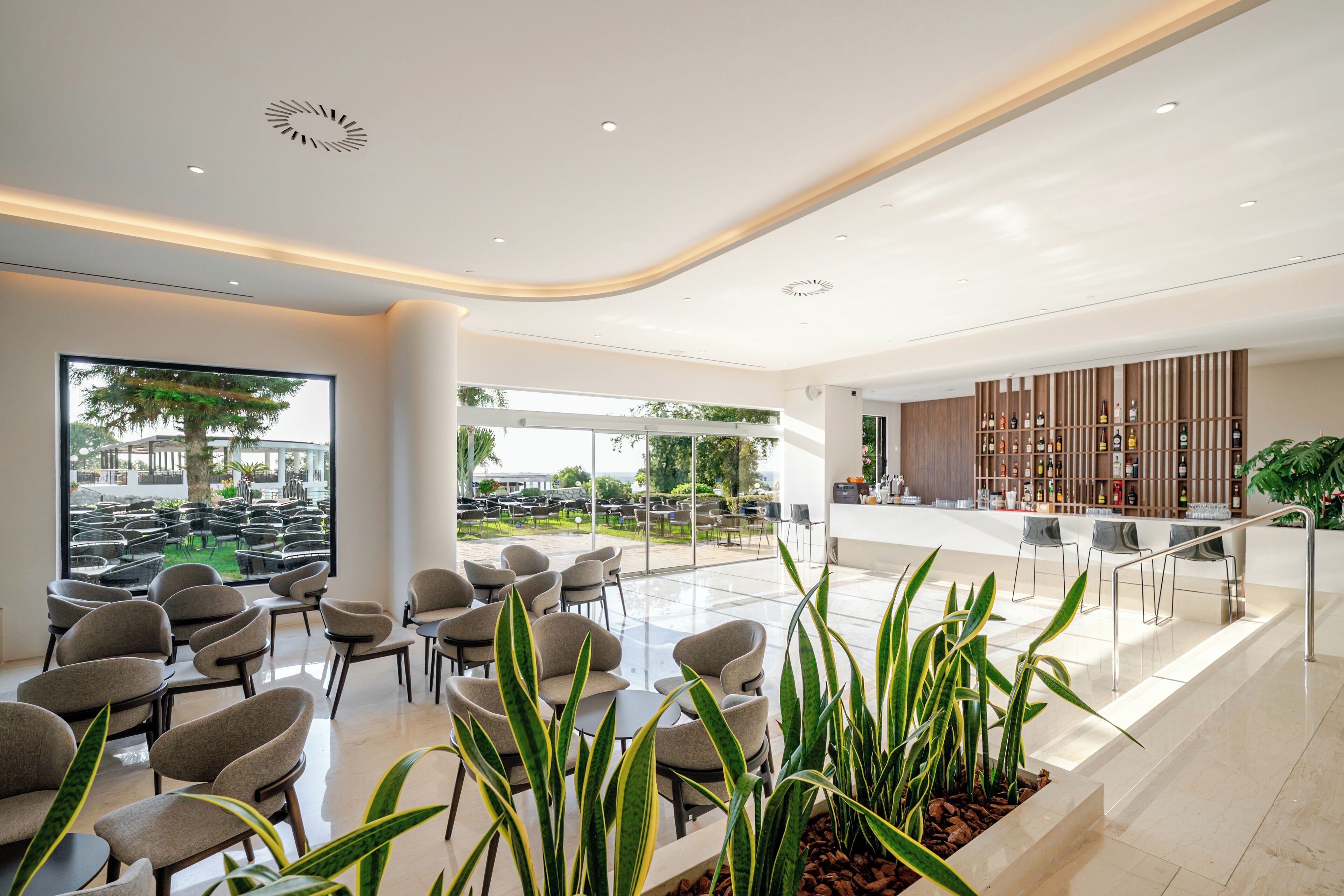 2 bars/lounges, poolside bar