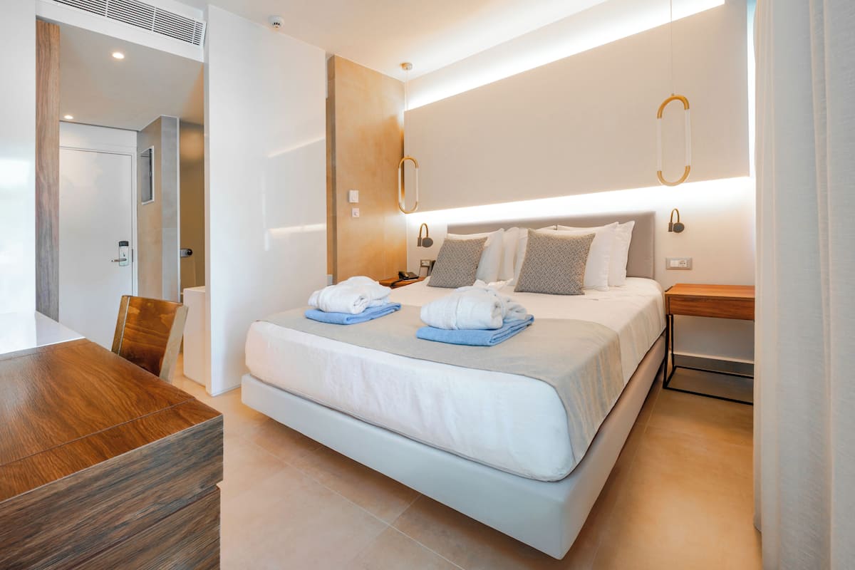 Deluxe Double Room | 1 bedroom, free minibar, in-room safe, desk