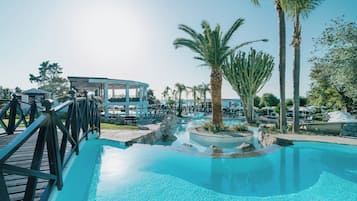 2 piscines extérieures, parasols de plage, chaises longues