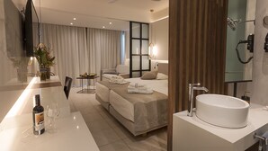 Dobbelt- eller tomannsrom – deluxe, hageutsikt | Minibar (inkludert), safe på rommet, skrivebord og lydisolert